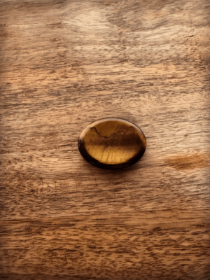 Worry stone Tijgeroog Soms heb je gewoon iets kleins nodig dat je een beetje steun geeft. Deze worry stone van tijgeroog ligt prettig in de hand en kan helpen om even te ontspannen. Dankzij de gladde vorm en warme uitstraling straalt de steen rust en kracht uit. Een klein, maar waardevol cadeautje – voor jezelf of voor iemand die wel wat extra steun kan gebruiken.