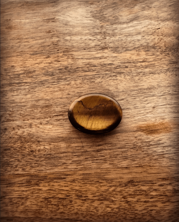 Worry stone Tijgeroog Soms heb je gewoon iets kleins nodig dat je een beetje steun geeft. Deze worry stone van tijgeroog ligt prettig in de hand en kan helpen om even te ontspannen. Dankzij de gladde vorm en warme uitstraling straalt de steen rust en kracht uit. Een klein, maar waardevol cadeautje – voor jezelf of voor iemand die wel wat extra steun kan gebruiken.