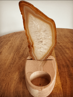 Agaatschijf met houten houder caramel kristal