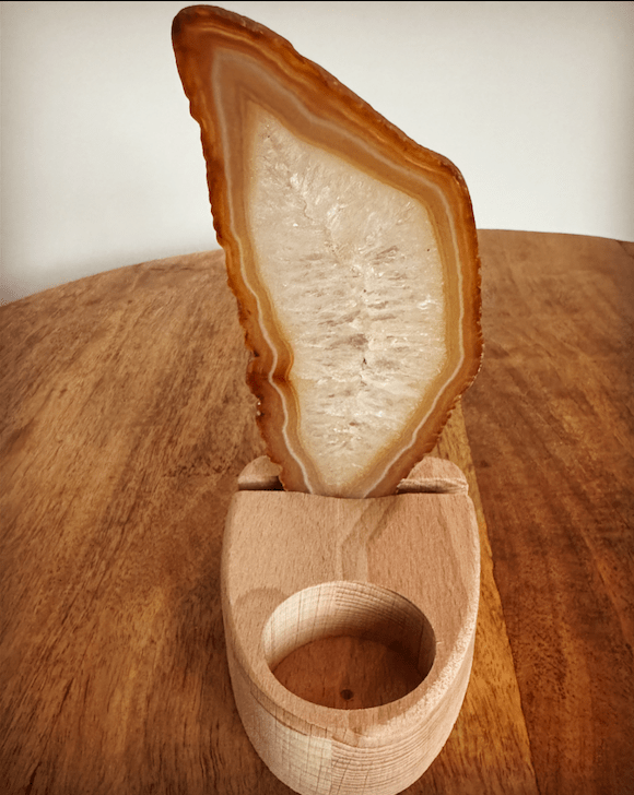 Agaatschijf met houten houder caramel kristal Agaatschijf met houten houder caramel kristal