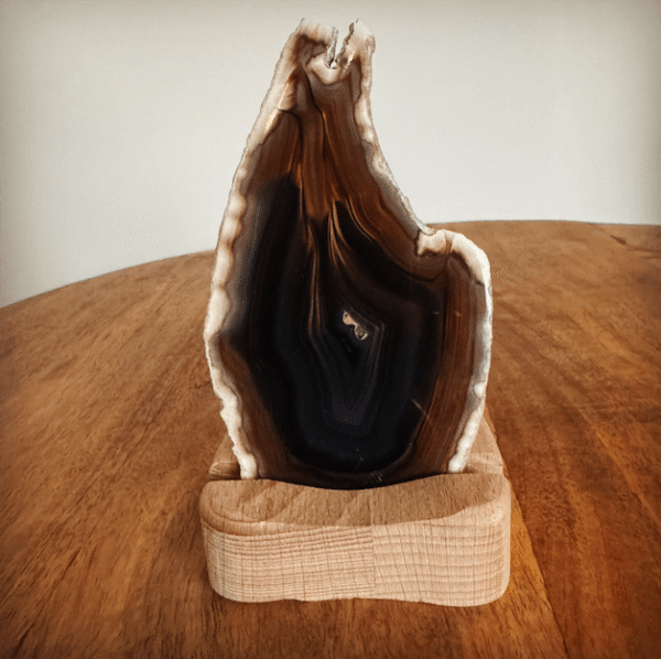 Agaatschijf met houten houder dark brown Agaatschijf met houten houder dark brown